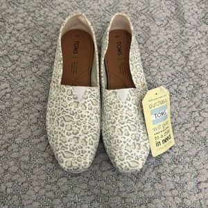 NWT White Lynx Toms